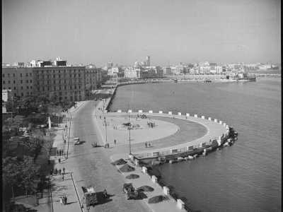 ...dalla terrazza del secondo invece il fotografo riprese il lungomare di Bari, senza per� i suoi iconici lampioni in ghisa che furono smantellati durante il conflitto per costruire armi

(F. Alexander Turnbull Library, Welligton, NZ. Ref. DA-04528-F)